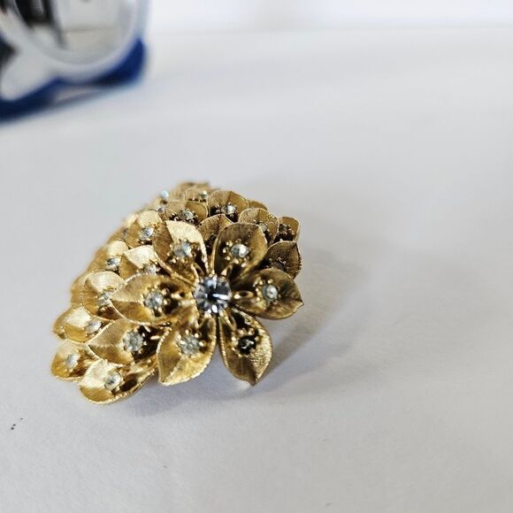 Amerique Vintage '50s Signed Brushed Gold Tone Double Leaf Rhinestone Brooch Pin - Picture 7 of 8
